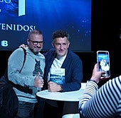 Los lectores bilbaínos se fotografían junto a Mikel Santiago en la Sala BBK.