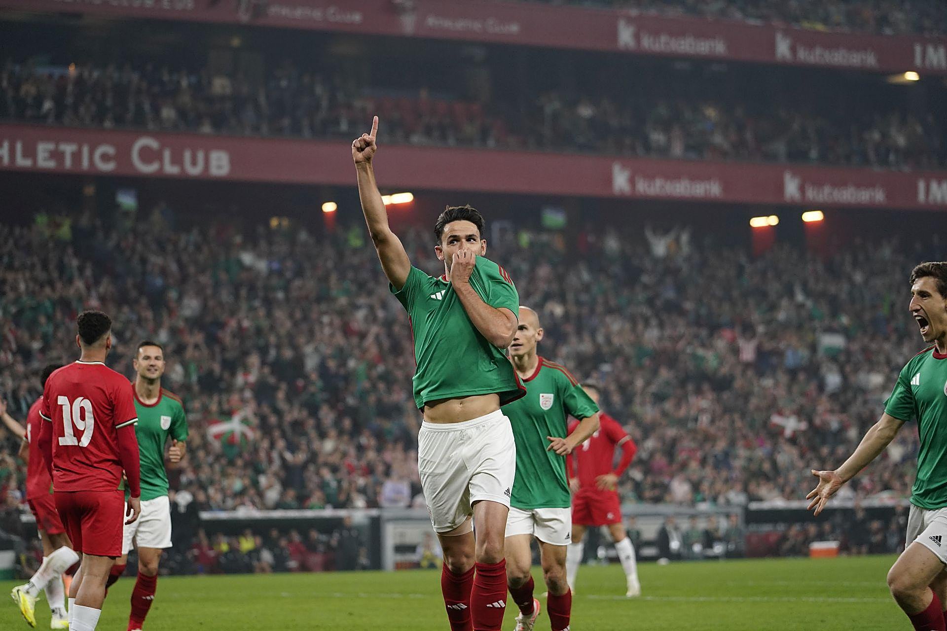 Las bonitas imágenes que nos deja el Euskadi-Palestina en San Mamés