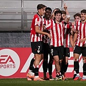 Ibón Sánchez celebra el segundo gol del Bilbao Athletic con sus compañeros.