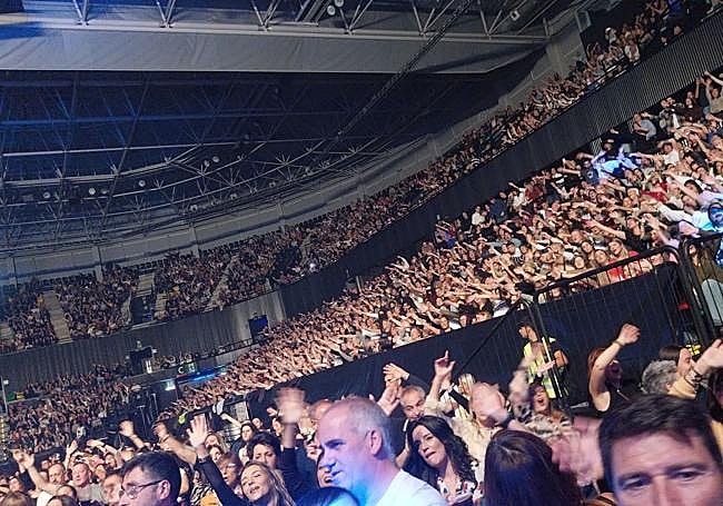 El público ondeando los brazos en 'Ya lo sabes'.