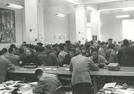 Clientes en el patio de operaciones de la sede central de la Caja Municipal de la Caja Municipal de Vitoria en 1965.