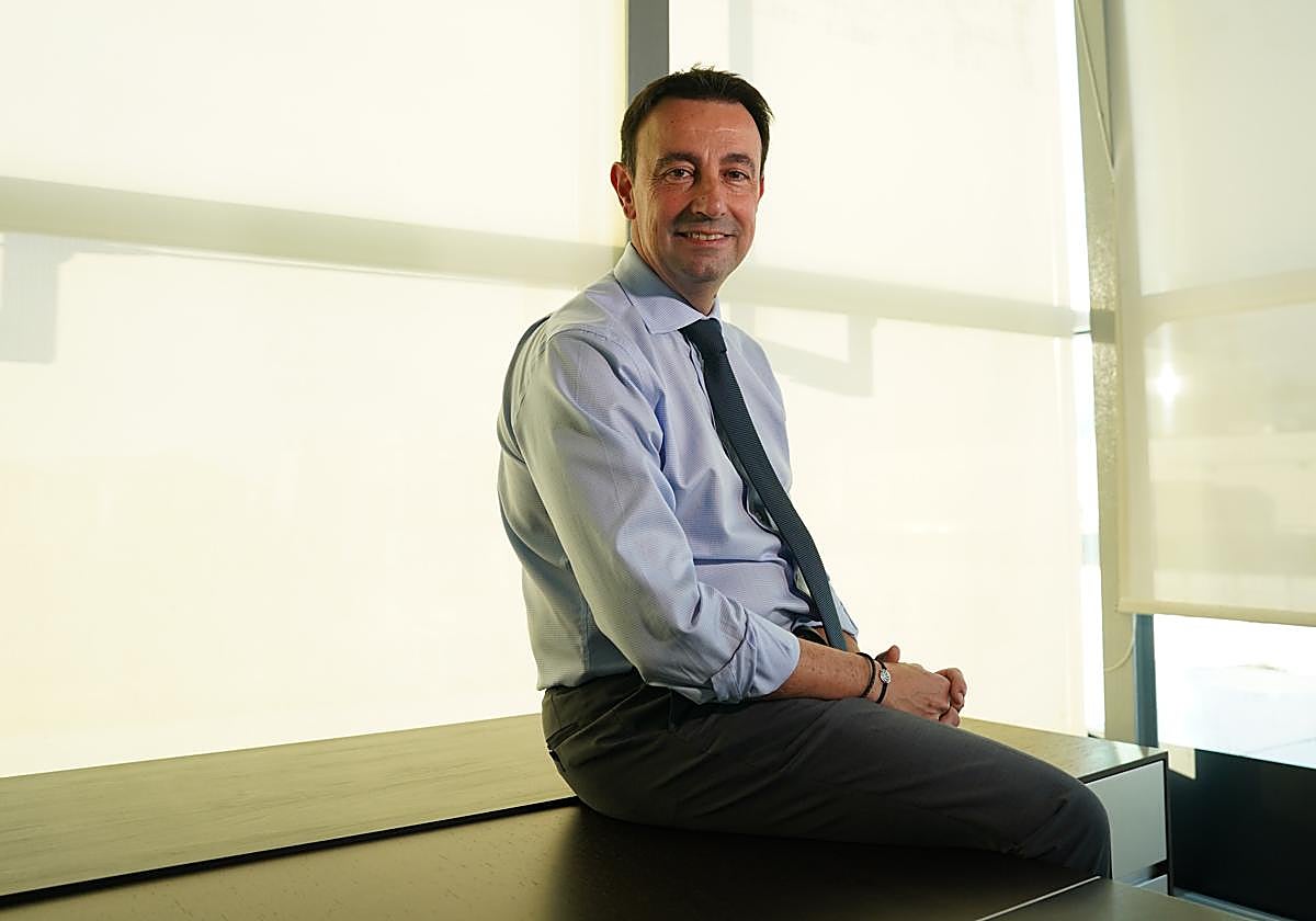 Torres posa antes de atender la entrevista en unas oficinas del Gobierno vasco en Bilbao.