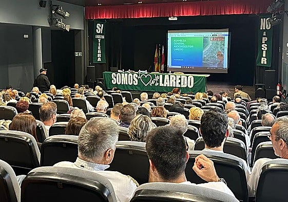 Más de 200 personas han acudido a la asamblea vecinal contra el macropolígono.