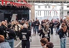 Los gaiteros pusieron el toque gallego a la hora del poteo.