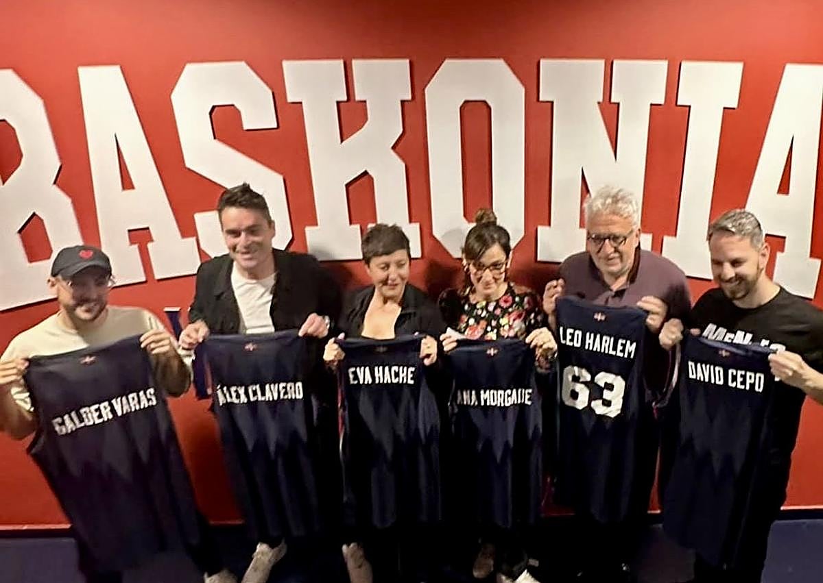 Imagen secundaria 1 - Leo Harlem dice adiós a los escenarios en Vitoria: 9.000 voces le cantan &#039;cumpleaños feliz&#039; y cuelgan su camiseta del techo del Buesa Arena