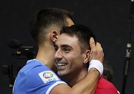 Javi Zabala y Peio Etxeberria se abrazan tras la conclusión de la final.