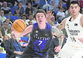 Justin Jaworski se acerca al aro tras esquivar la defensa de Gabriel Deck en el partido del domingo ante el Real Madrid.