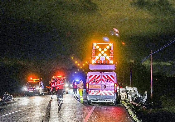 La Ertzaintza gestiona el tráfico mientras se despeja la carretera tras el accidente.