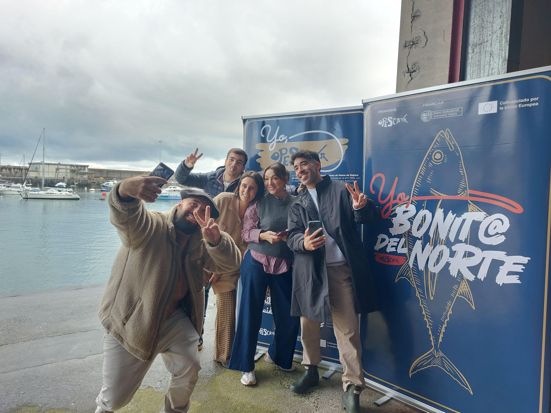Los cinco influencerse en un momento de su visita al muelle de Bermeo.