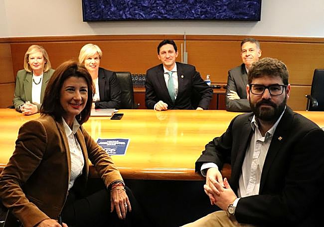 La portavoz parlamentaria del PP, Laura Garrido, junto a su compañero Álvaro Gotxi.