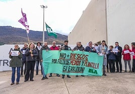 Los sindicatos se han concentrado delante de la cárcel de Zaballa.