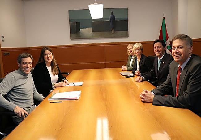 Jon Hernández, parlamentario de Sumar, junto a la secretaria general de Sumar Mugimendua, Alba García.