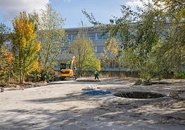Obras del nuevo parque junto al instituto Mendebaldea.