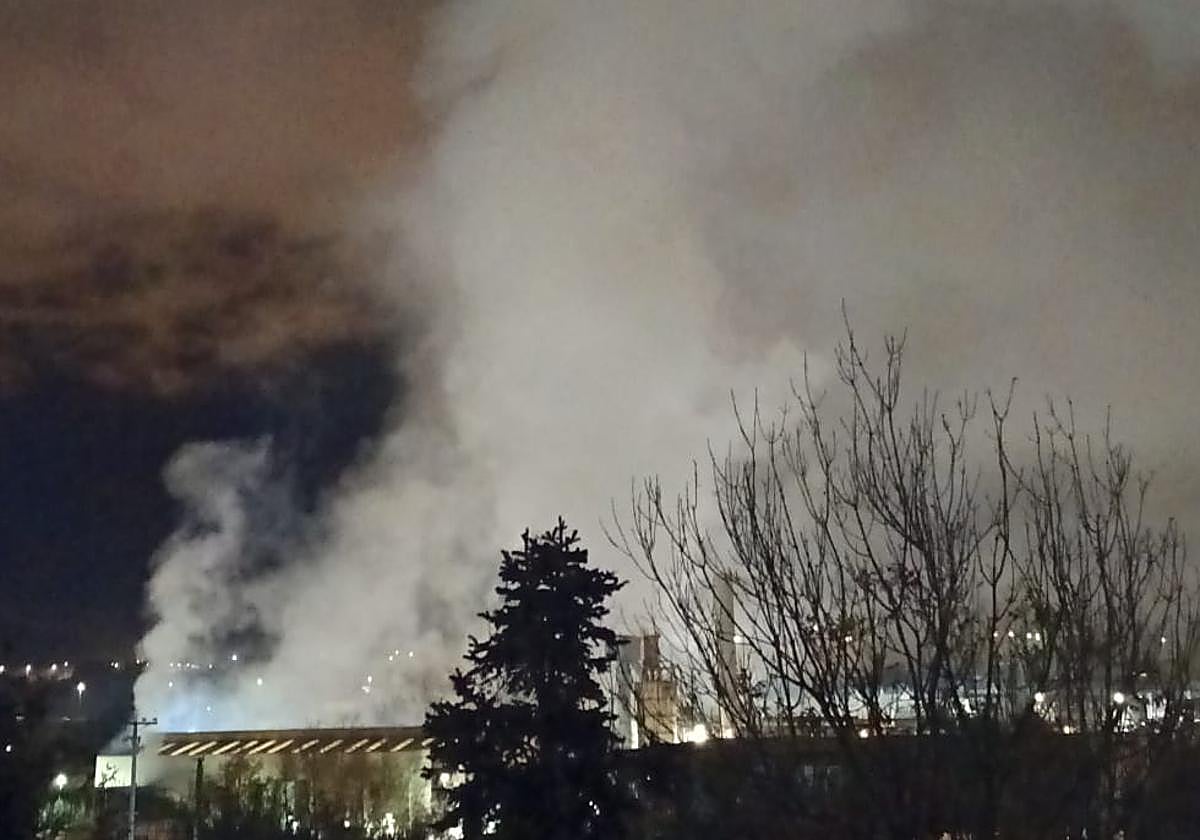 Humareda desatada a primera hora de la mañana en la industria de Asua.