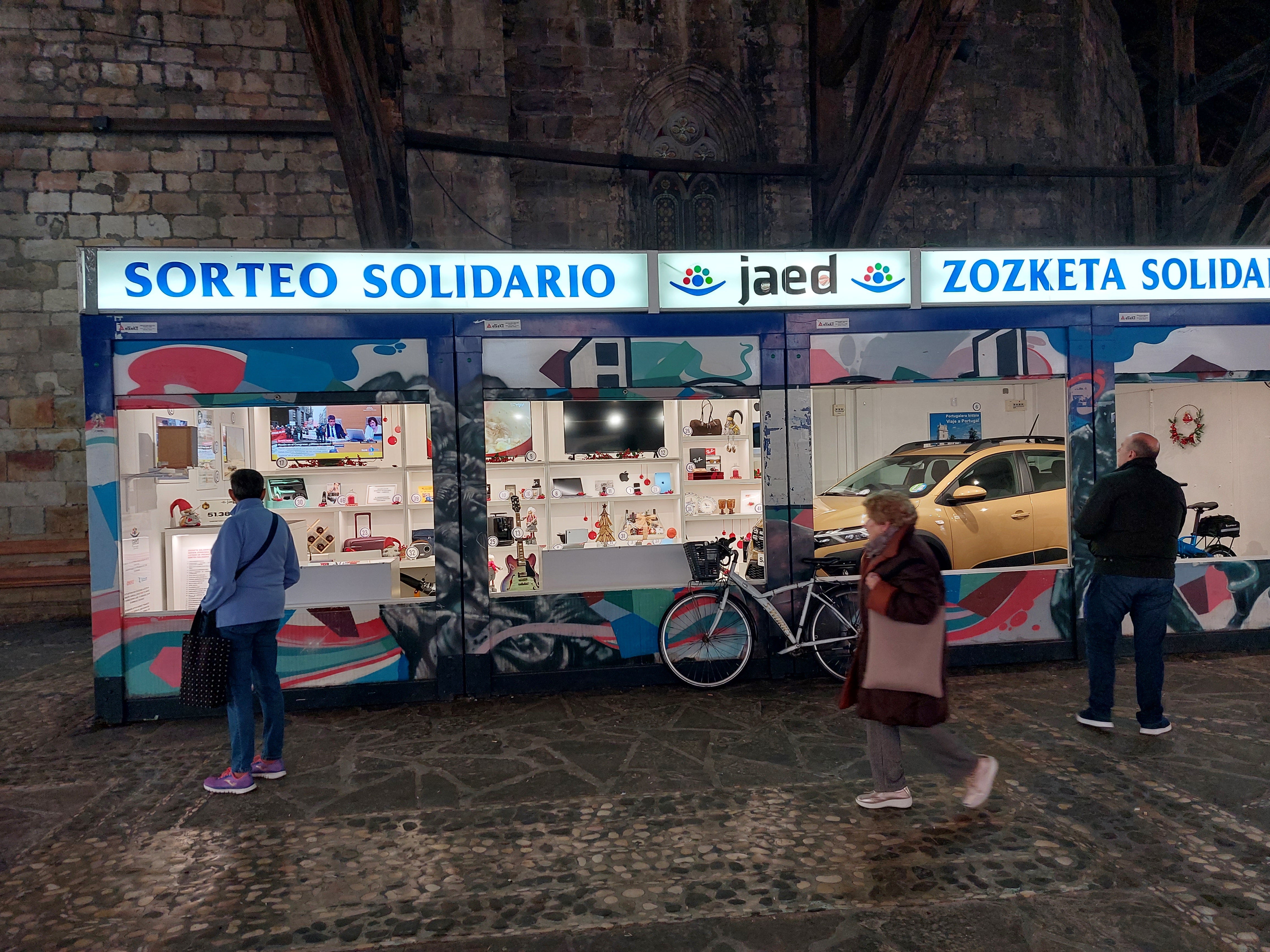 Los vecinos se acercaban al stand ubicado en el pórtico de Santa María en el casco viejo.