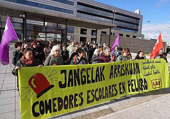 Concentración de las trabajadoras de comedores escolares frente a la sede del Gobierno vasco en Lakua.