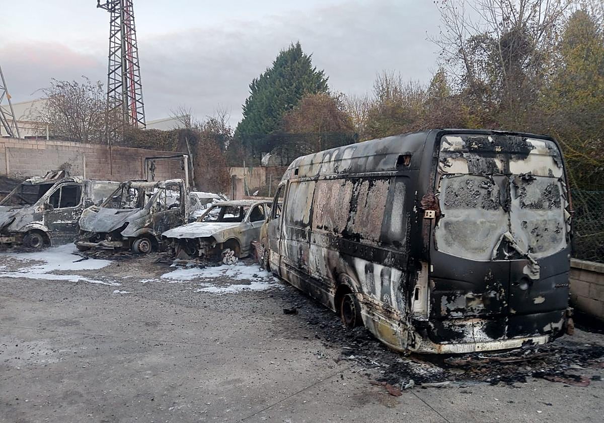Las llamas han calcinado dos turismos, dos furgonetas y dos camionetas estacionadas en una zona privada de una nave industrial en Betoño.