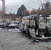 Las llamas han calcinado dos turismos, dos furgonetas y dos camionetas estacionadas en una zona privada de una nave industrial en Betoño.