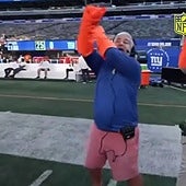 ¿Quién era el hombre de los guantes naranjas que llamó la atención del público en el partido de la NFL en el Bernabéu?