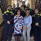 Sonia López, en primer término y camisa azul, en una imagen de archivo tomada en el Ayuntamiento de Santurtzi.