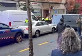 Embiste a varios vehículos en Bilbao y luego rompe el cristal del coche patrulla que le llevaba detenido