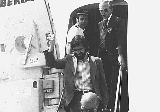 Marcos Vizcaya desciende del avión en el aeropuerto de Sondika tras rematar la negociación del Estatuto de Gernika en Madrid en 1979.