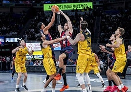 Kobi Simmons y Tadas Sedekerskis pelean por la posesión del balón durante el choque ganado en el Buesa al Tenerife.