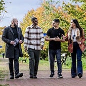 Tierno y Hamza caminan por Vitoria junto a Iván Pérez y Helen Santos.