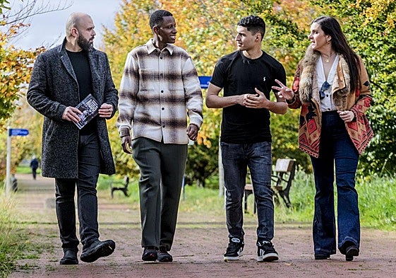 Tierno y Hamza caminan por Vitoria junto a Iván Pérez y Helen Santos.