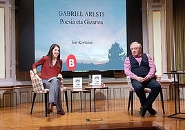 Kortazar, este martes en Bidebarrieta junto a la concejala de Euskera, Eider Inunciaga.