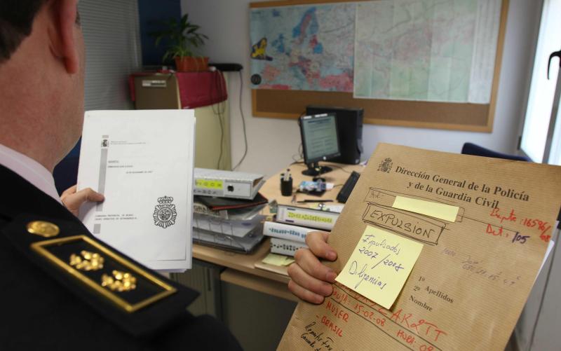 El jefe inspector de policia Nacional de extranjeria de Bilbao revisa un expediente.