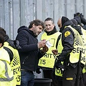Trabajadores de Prosegur controlando los accesos al campo de San Mamés.