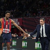 Galbiati saluda a Diakite en un partido.