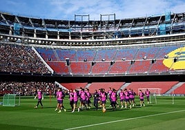 Vista general de los jugadores del FC Barcelona durante el entrenamiento tras la reapertura del Spotify Camp Nou este pasado 7 de noviembre.,