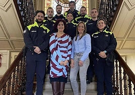 Sonia López, en primer término y camisa azul, en una imagen de archivo tomada en el Ayuntamiento de Santurtzi .