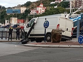 El ancla de hierro ha sido arrancada de cuajo de la rotondo y ha quedado apoyada en el lado del conductor de la furgoneta.