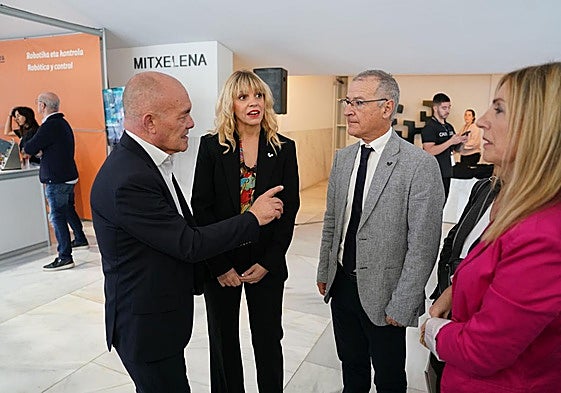 Pérez Iglesias se dirige al rector de la UPV/EHU, Joxerramon Bengoetxea, en presencia de la vicerrectora Estitxu Garai.