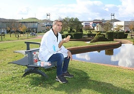 Un trabajador, ajeno a esta información, come en un receso de su jornada laboral.