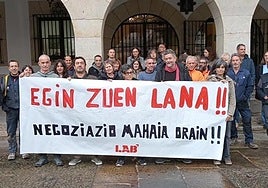 Concentración protagonizada hoy miércoles por trabajadores del Ayuntamiento de Gernika.