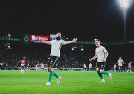 Villalibre celebra el gol al Granada con el que se convirtió en máximo goleador de Segunda.