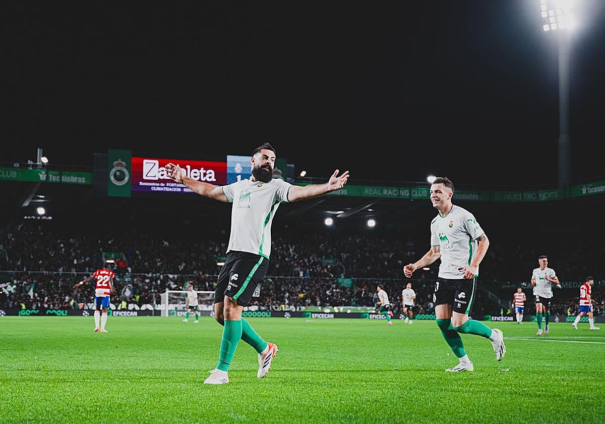 Villalibre celebra el gol al Granada con el que se convirtió en máximo goleador de Segunda.