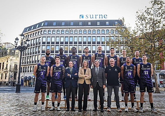 Foto de familia tomada este miércoles en el Arenal.