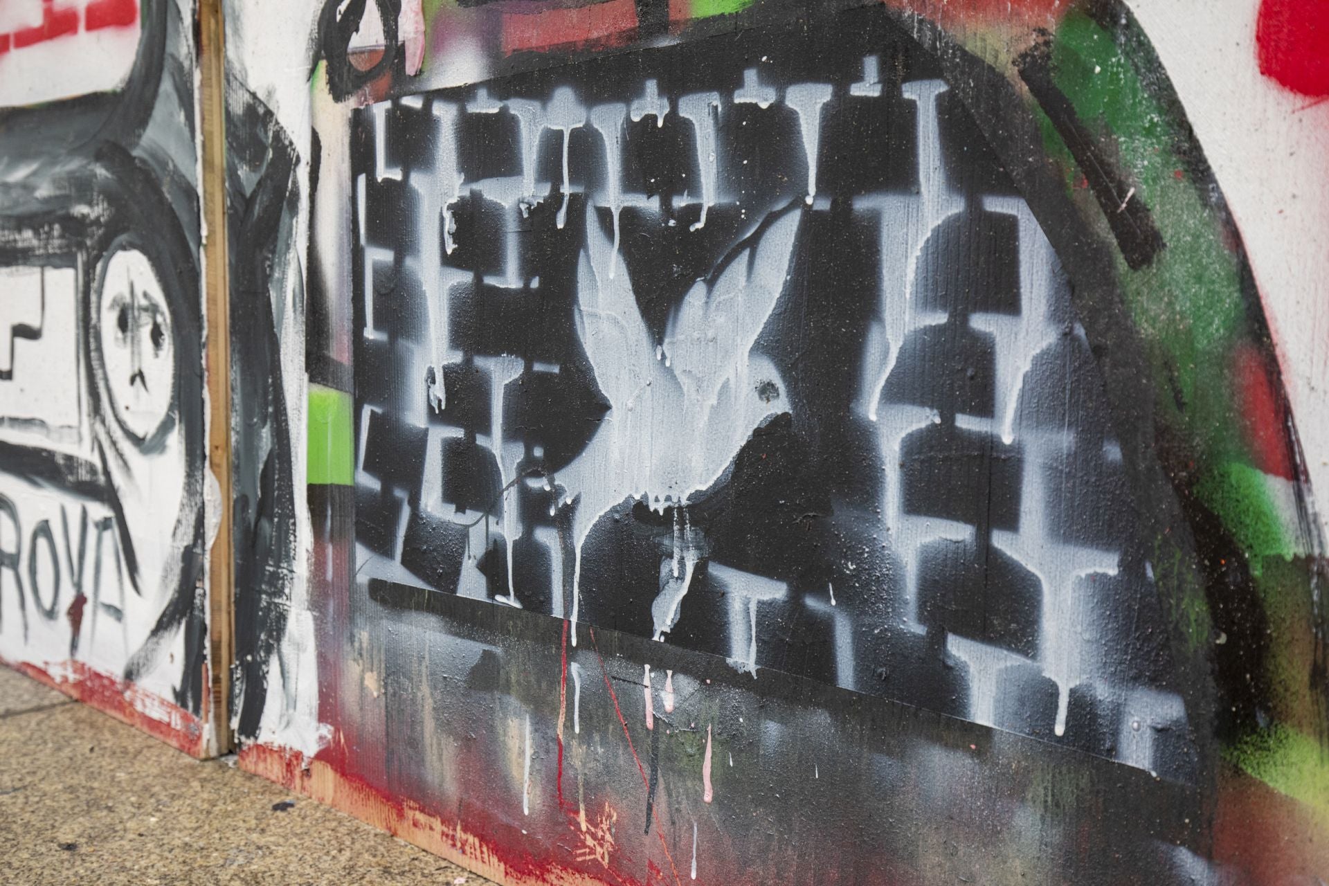 Estos son los grafitis del muro rojo de Vitoria