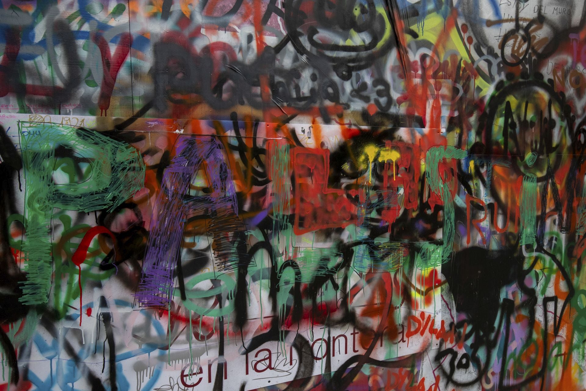 Estos son los grafitis del muro rojo de Vitoria