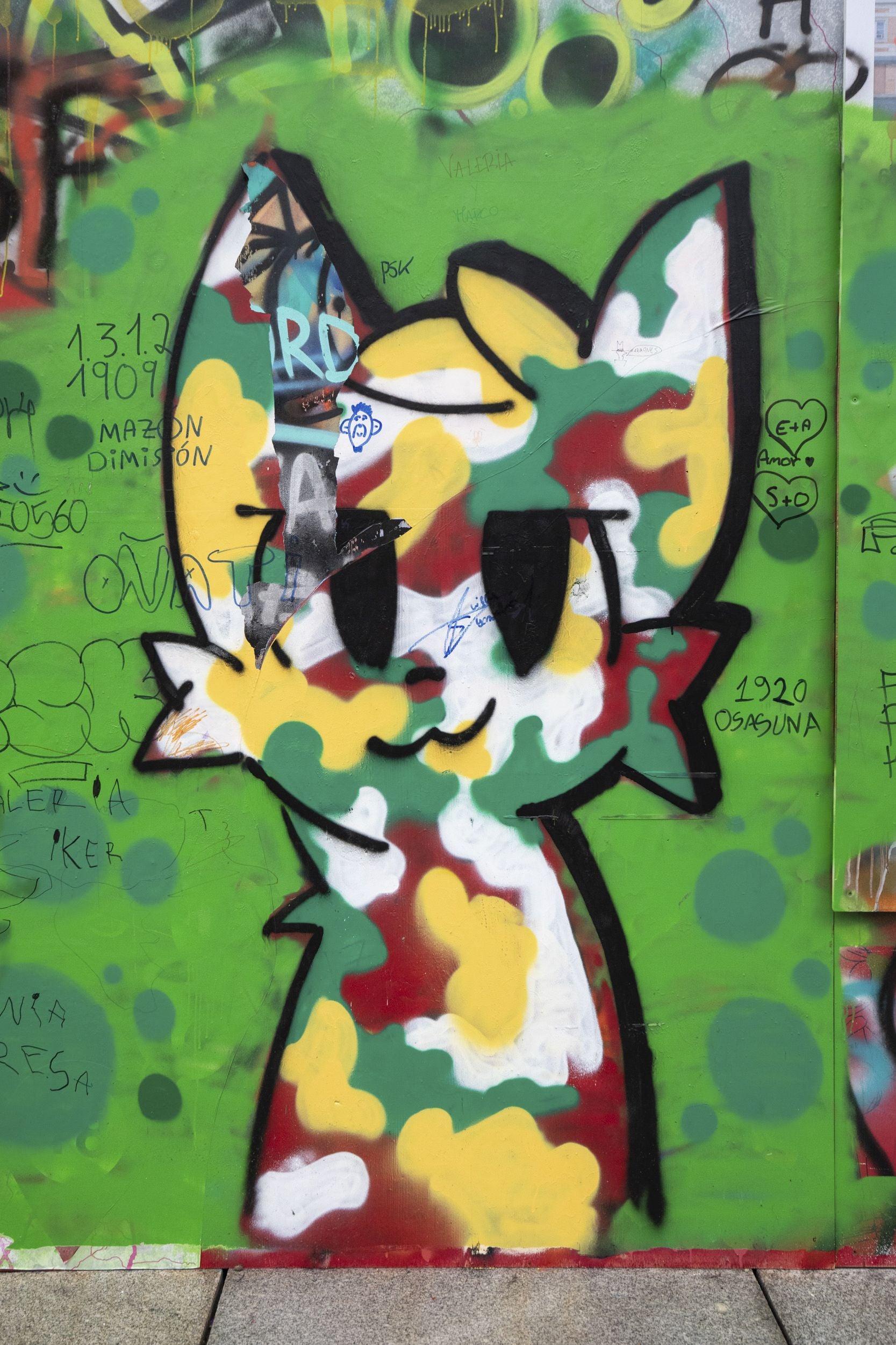 Estos son los grafitis del muro rojo de Vitoria