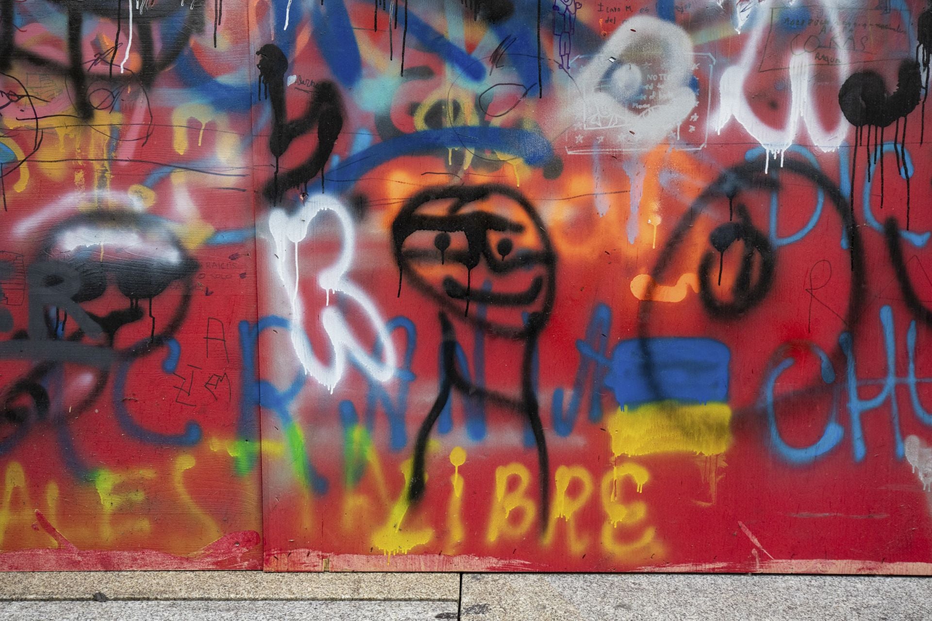 Estos son los grafitis del muro rojo de Vitoria