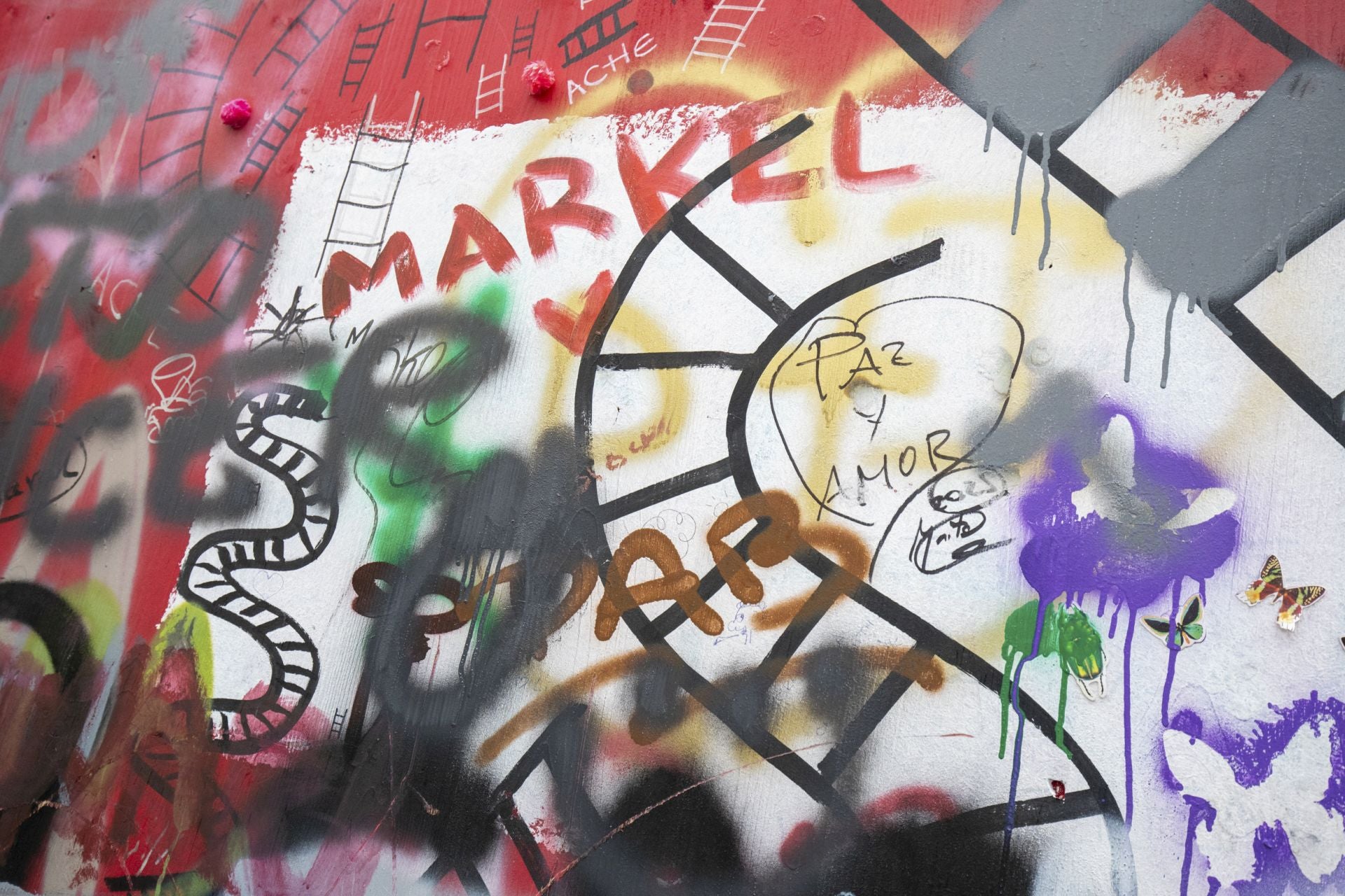 Estos son los grafitis del muro rojo de Vitoria