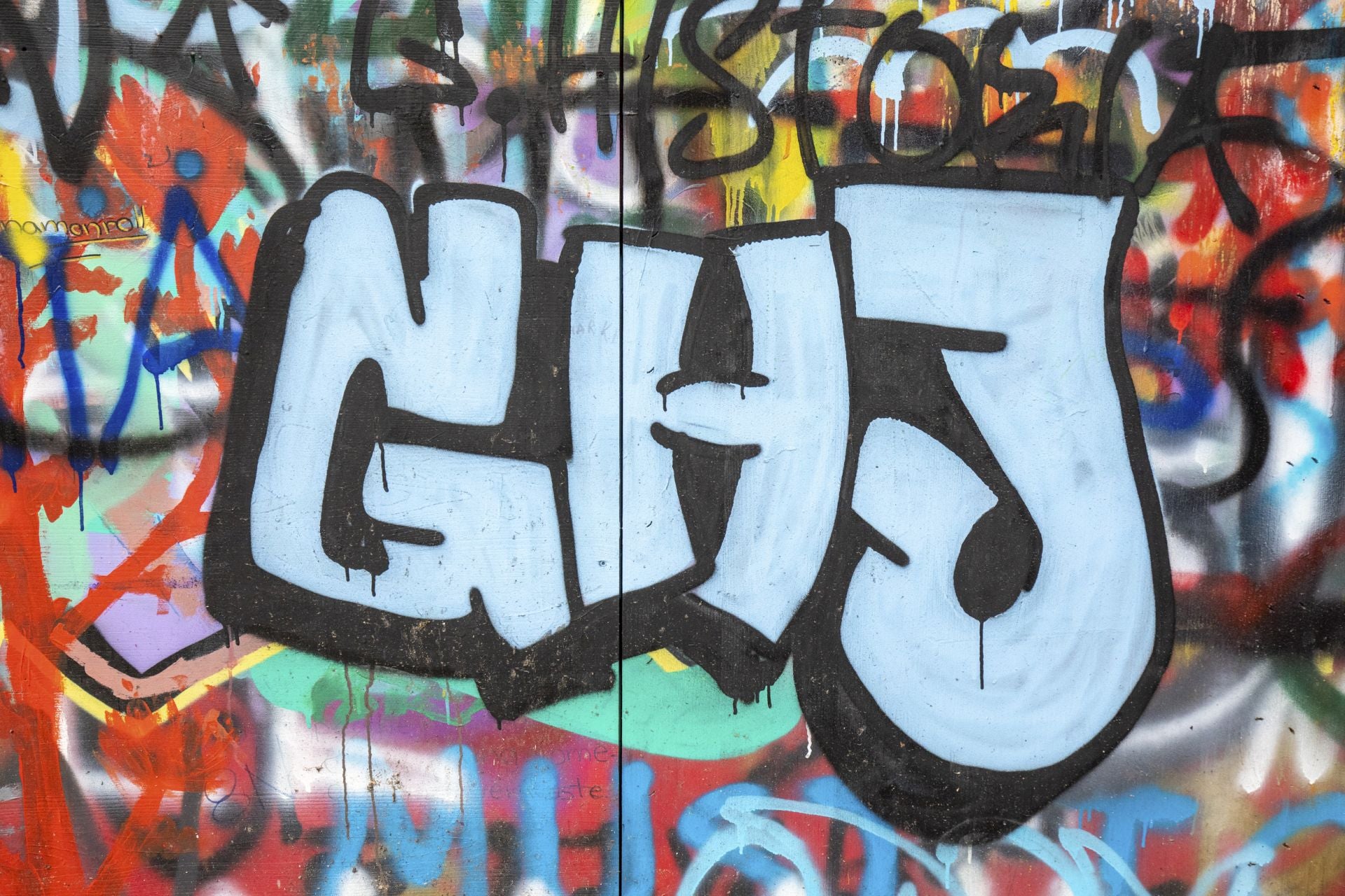 Estos son los grafitis del muro rojo de Vitoria