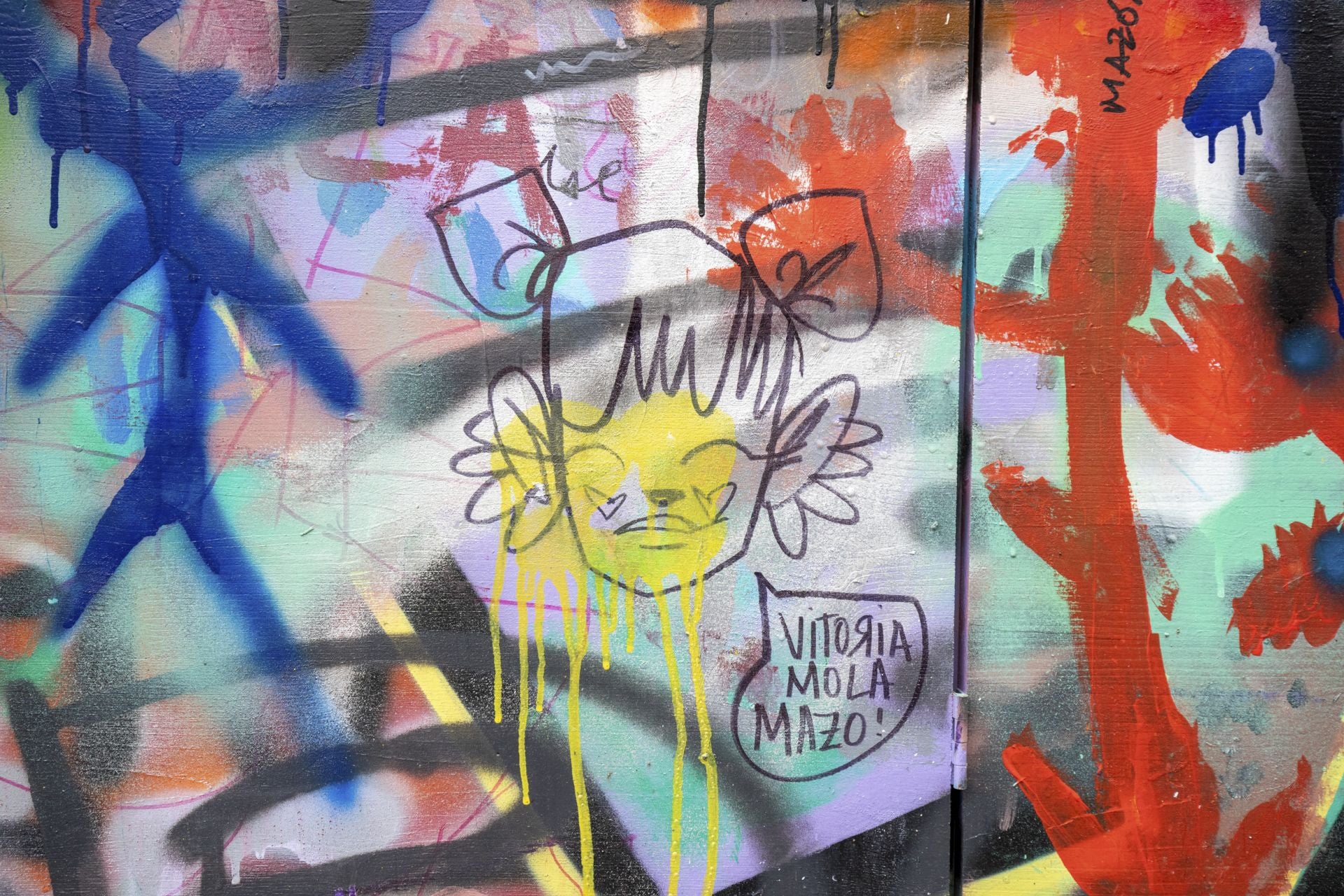 Estos son los grafitis del muro rojo de Vitoria