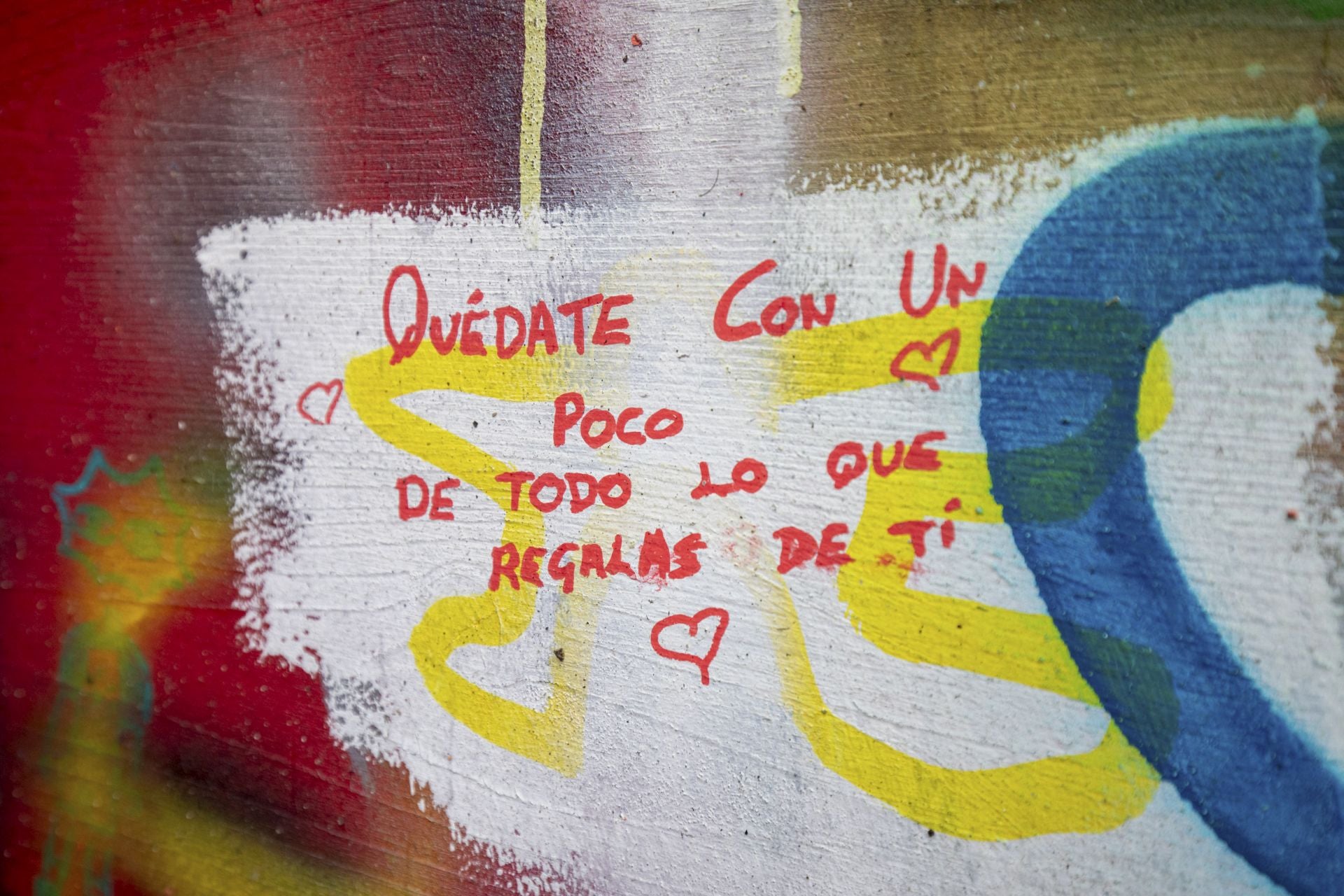 Estos son los grafitis del muro rojo de Vitoria